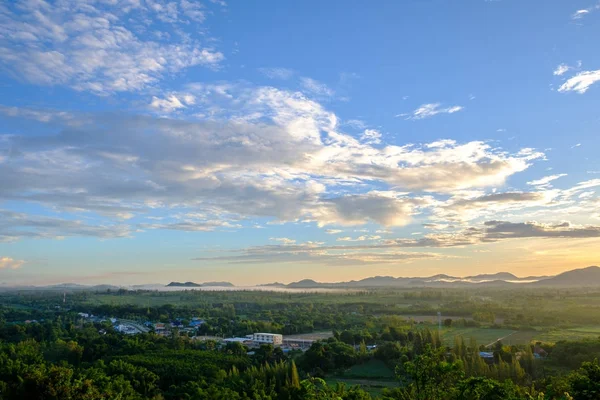 Utsikt över landsbygden på sunshine dag, blå himmel och vita moln. — Stockfoto