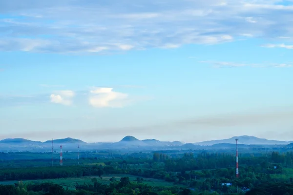 Utsikt över landsbygden på sunshine dag, blå himmel och vita moln. — Stockfoto