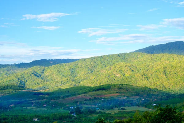 Vue sur la campagne le jour du soleil, ciel bleu et nuages blancs . — Photo