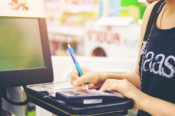 Молодые женщины Азии леди покупки оплачивают кредитную карту в супермаркете Th — стоковое фото