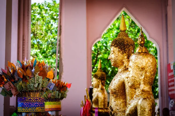 Rostro de Buda de oro estatua de cerca, fondo de la naturaleza, thaila — Foto de Stock