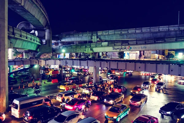 Bangkok, Tailandia - 30 ENE 2017: Vista de tráfico por la noche MBK Cent — Foto de Stock
