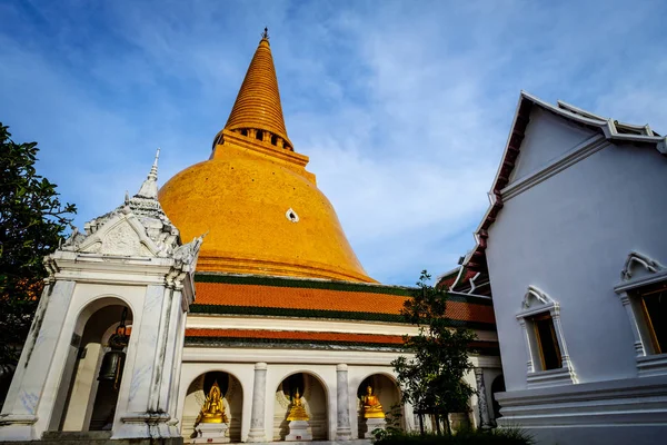 Phra Pathom Chedi heiligdom is een essentieel onderdeel van Thailand. — Stockfoto