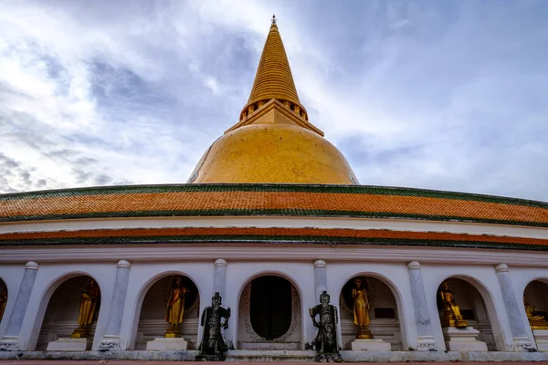 Найбільшим святилище Phra Патом Chedi необхідний для Таїланду. — стокове фото