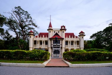 Chali Mongkol Asana, Avrupa Kalesi tarzında. Sanam Ch