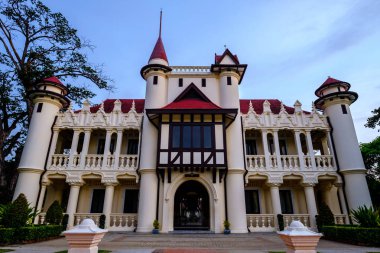 Chali Mongkol Asana, Avrupa Kalesi tarzında. Sanam Ch