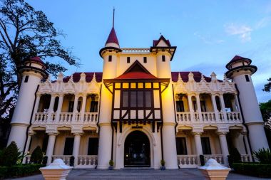 Chali Mongkol Asana, Avrupa Kalesi tarzında. Sanam Ch