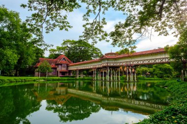 Chali Mongkol Asana, Avrupa Kalesi tarzında. Sanam Ch