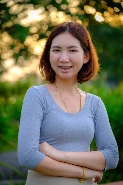 Πορτρέτο της Ταϊλάνδης όμορφη αγροτική γυναίκα της Ασίας με τα χέρια της Σταυρός — Φωτογραφία Αρχείου