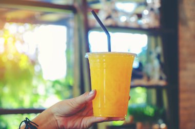 Bir bardak portakal soğuk b tutan bir kadın eli closeup görüntü