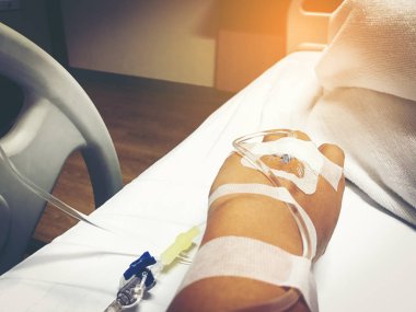 El olan genç hastanın INJ için intravenöz kateter kapatın
