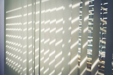 pencere perdeleri güneş ışığı ile iç tasarım, Ven ile bulanıklık