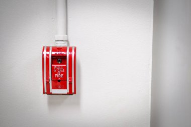 Eski yangın alarm emerge için arka plan olarak beyaz duvara geçiş