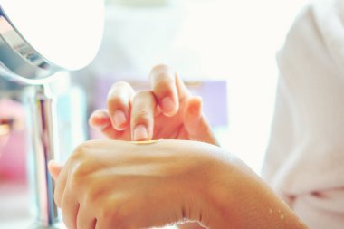 Eller güzel kadın Cilt Bakımı. Kendimi eller yakın çekim