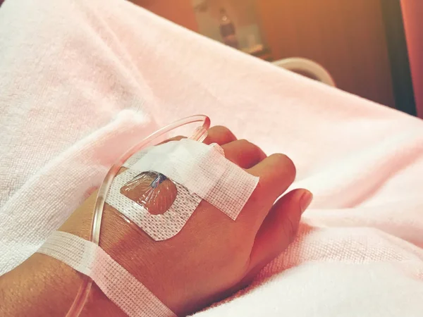 El olan genç hastanın INJ için intravenöz kateter kapatın