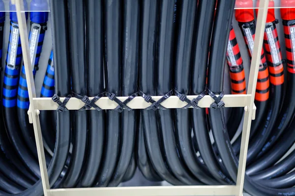 Tavanda, kablo tra düzenlenmiş elektrik tesisatı ile kablo kanalı