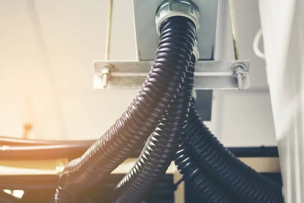 Tavanda, kablo tra düzenlenmiş elektrik tesisatı ile kablo kanalı