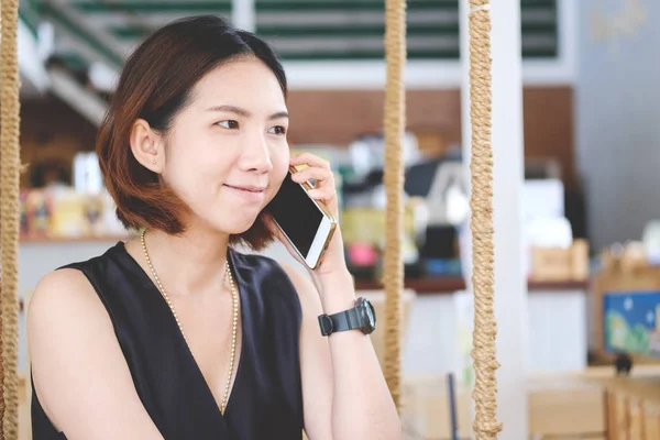 Asyalı kız cep telefonu, genç güzel bir telefon dinleme — Stok fotoğraf