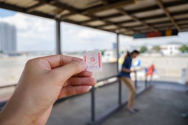 Bangkok, Tayland-2 Haziran 2017, erkek el bilet üzerinde tekne wa tutar