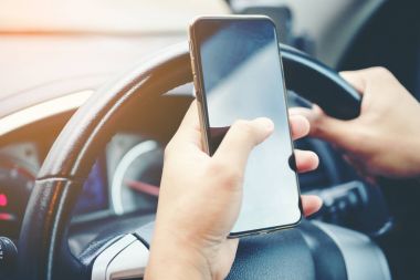 Bir cep telefonu tutarken iş, iş adamı, vinta için sürüş