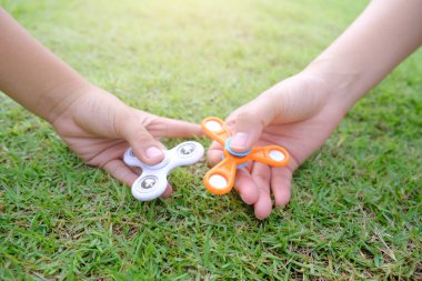 İki topluca iplikçiler, topluca spinner beyaz ve o tutan çocuk oyun