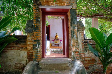 Tuğla duvar mimarisi güzel eski Buda'nın eski ahşap kapı