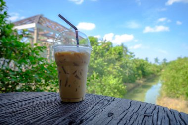 Buz kahve ile ahşap masa koymak yeşil g bulanık