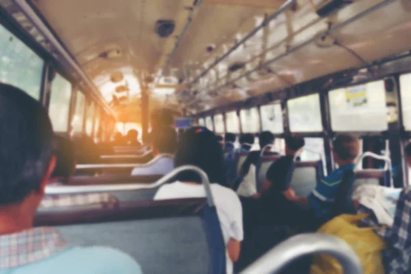 Imagen borrosa de la gente sentada en el autobús de transporte público en — Foto de Stock