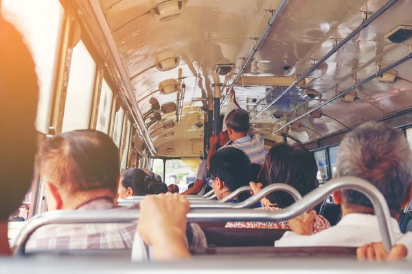 BANGKOK, TAILANDIA-2 JUN 2017, Muchas personas mayores utilizan el autobús gratuito por po — Foto de Stock
