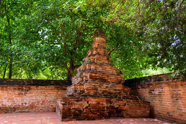 Architecture: Traditional broken Brick Old pagoda  Palace in Tha — Stock Photo, Image