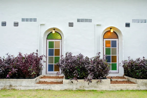 İki ev kapı ahşap pencere renkli cam beyaz duvar ile beyaz 