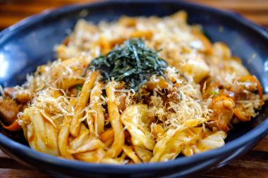 Stirfried domuz eti ve chopstic ile kızarmış Ramen tarzı noodle yemek