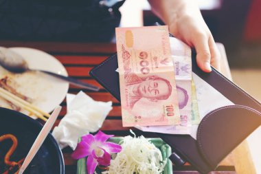 Bar Bill ve para, nakit tahsilat üzerinde Tay banknot th değiştirmek