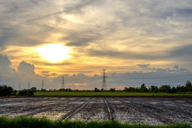 Elektrik kuleleri. Güç iletim üzerinde güneş sky elektrik hattı