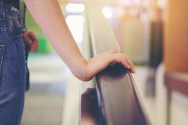 Punto de vista de una mujer montando una escalera mecánica hasta el segundo piso — Foto de Stock