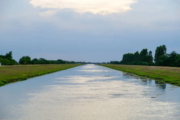 Water flowing canal for paddy irrigation with skies in Thailand — Stock Photo, Image