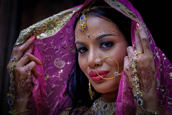 Close up Beautiful indian girl Young hindu woman model with kund — Stock Photo, Image