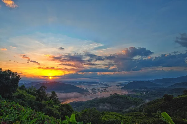 Vacker utsikt från gröna dalen fjällbäck landskap till ri — Stockfoto