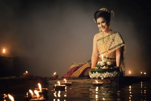 Loy Krathong traditionele Festival, Thaise vrouw houd kratong, Thai — Stockfoto