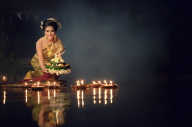 Loy Krathong geleneksel Festival, Taylandlı kadın tutun kratong, Tayland