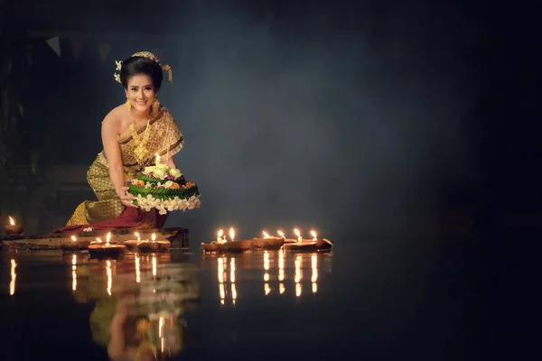 Loy Krathong Traditional Festival, Thai woman hold kratong, Thai — Stock Photo, Image