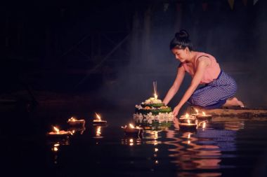 Loy Krathong geleneksel Festival, Taylandlı kadın tutun kratong, Tayland