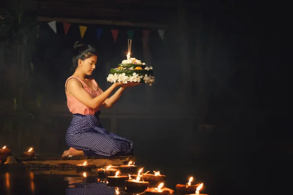 Лой Krathong традиційні фестивалі, тайські жінки утримуйте Кратонг, Тайська — стокове фото