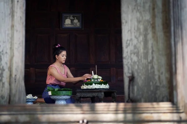Ταϊλάνδης όμορφων γυναικών που φορούν παραδοσιακές φορεσιές κάνει Krathong f — Φωτογραφία Αρχείου