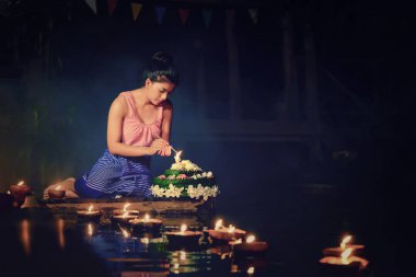 Loy Krathong geleneksel Festival, Taylandlı kadın tutun kratong, Tayland