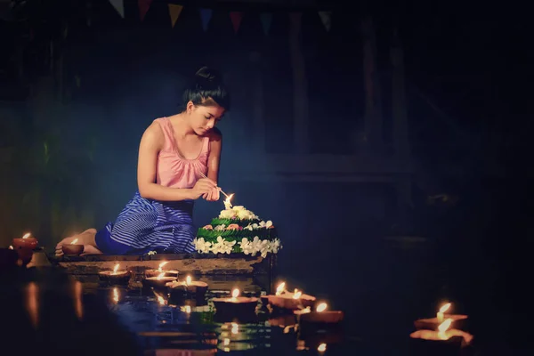 Лой Krathong традиційні фестивалі, тайські жінки утримуйте Кратонг, Тайська — стокове фото