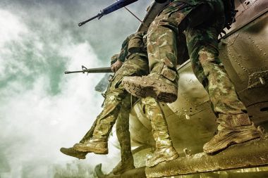 Askerler bir askeri helikopter yatılı jungl inerken