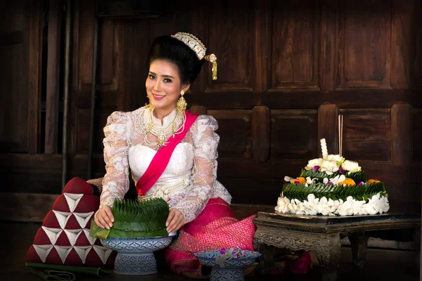 Tailandesa hermosa mujer usando tradicional vestidos hacer krathong f — Foto de Stock