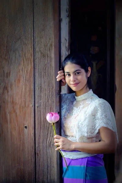 Thaise traditionele kleding meisje lotusbloem in de hand te houden in de buurt van ol — Stockfoto