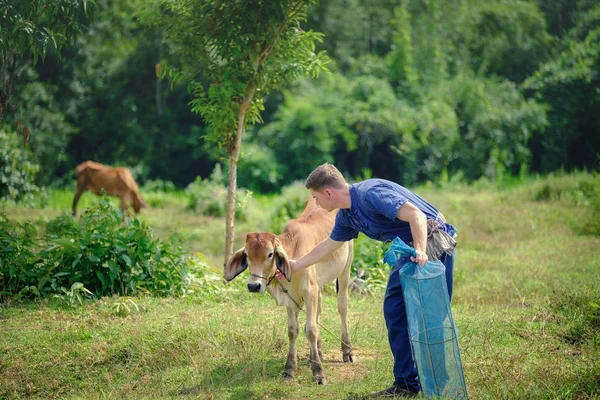 Külföldi turistát Thaiföldön, tradicionális Thai ruha farmer vissza — Stock Fotó